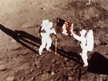 Armstrong y Aldrin, junto a la bandera de EEUU en la Luna Armstrong y Aldrin, junto a la bandera de EEUU en la Luna