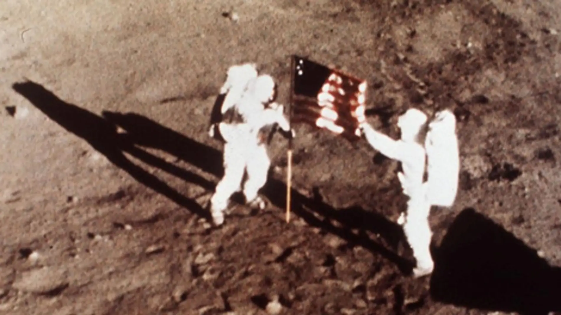 Armstrong y Aldrin, junto a la bandera de EEUU en la Luna