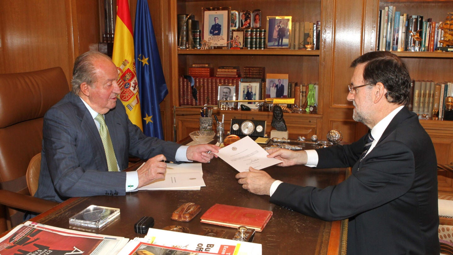 El Rey entrega el documento de su abdicaci&oacute;n a Rajoy