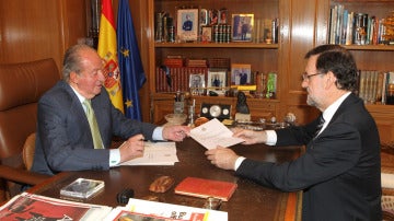 El Rey entrega el documento de su abdicación a Rajoy