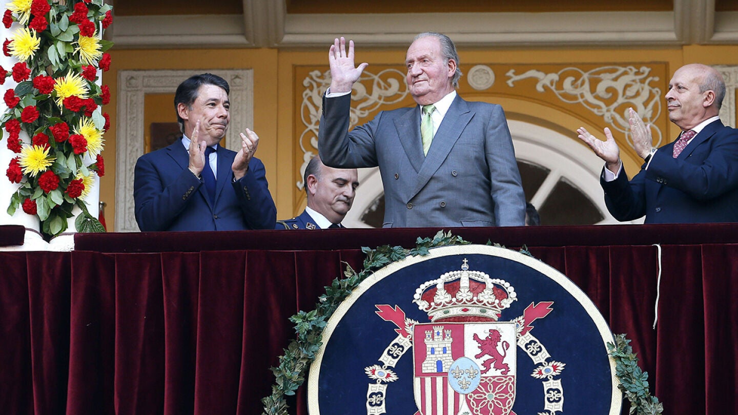 El rey Juan Carlos, ovacionado en su &uacute;ltima corrida de toros como monarca