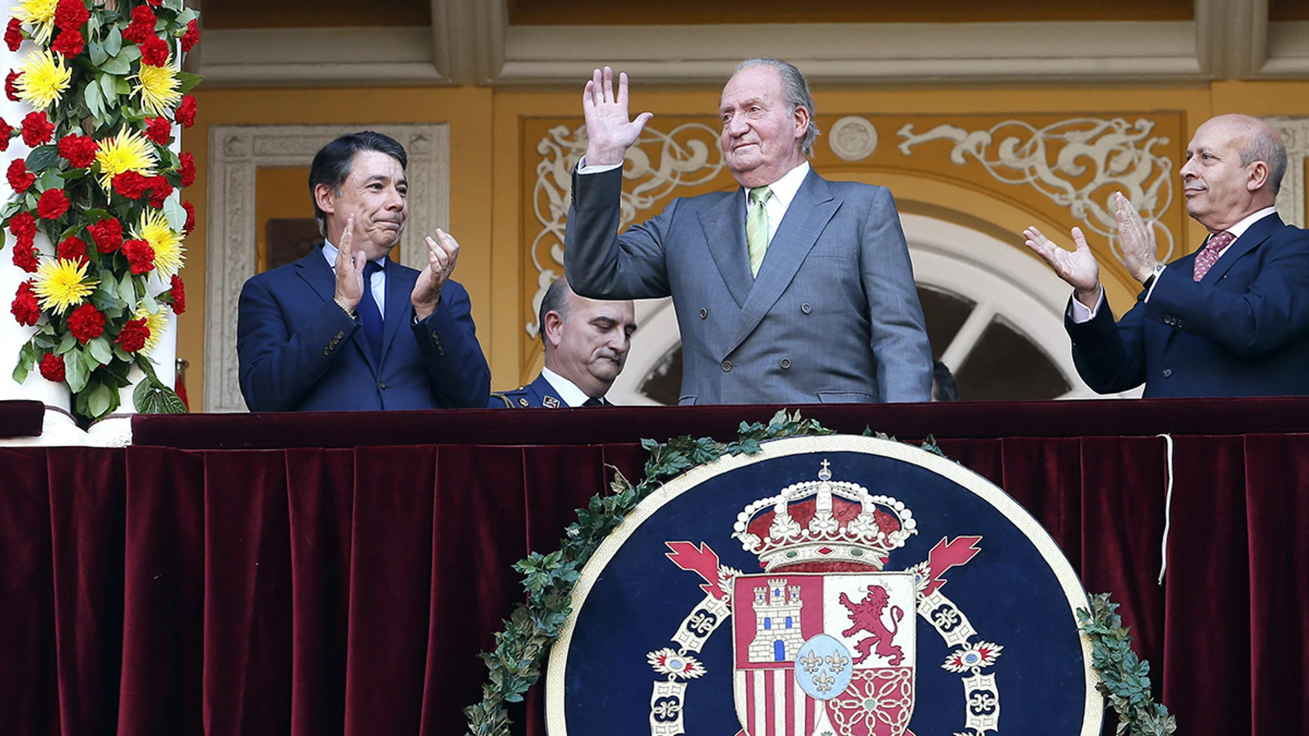 El rey Juan Carlos, ovacionado en su última corrida de toros como monarca