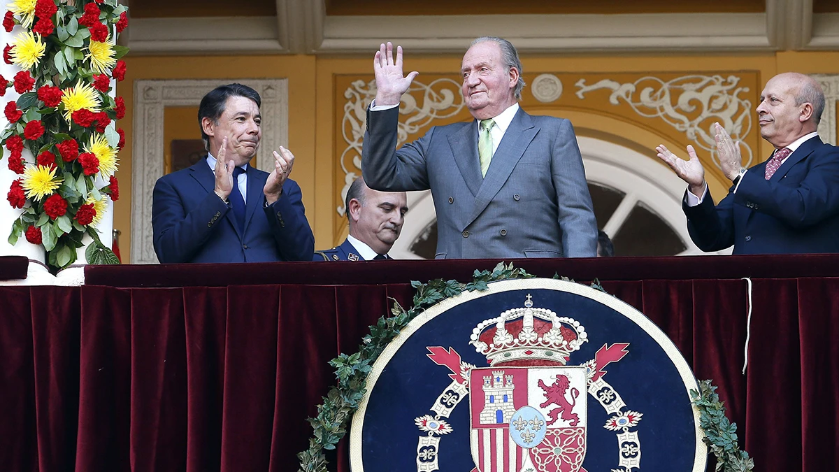 El rey Juan Carlos, ovacionado en su última corrida de toros como monarca