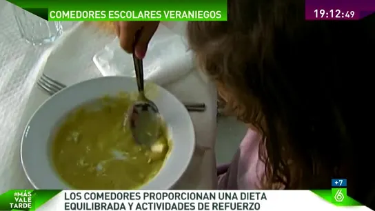 Una niña en un comedor escolar Una niña en un comedor escolar