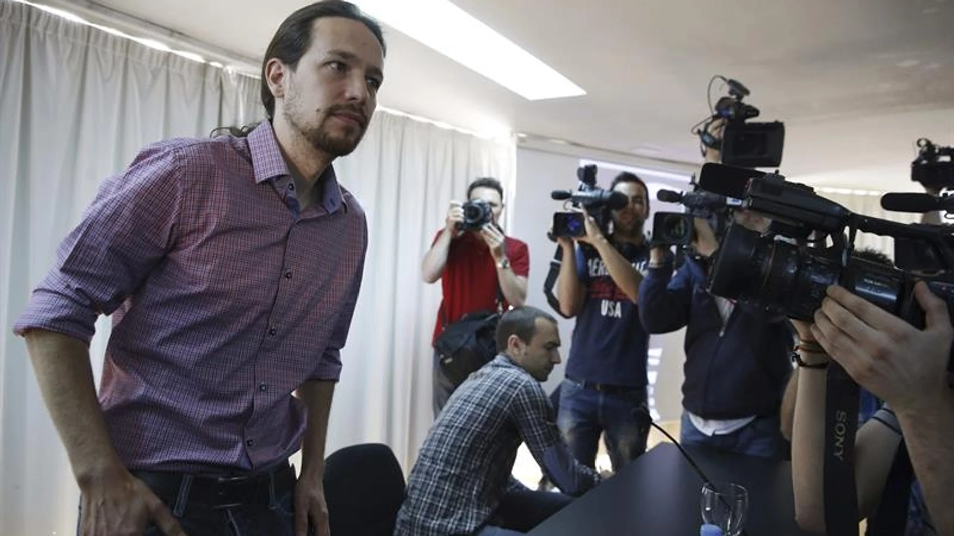 Pablo Iglesias, al comienzo de la rueda de prensa en el Círculo de Bellas Artes de Madrid