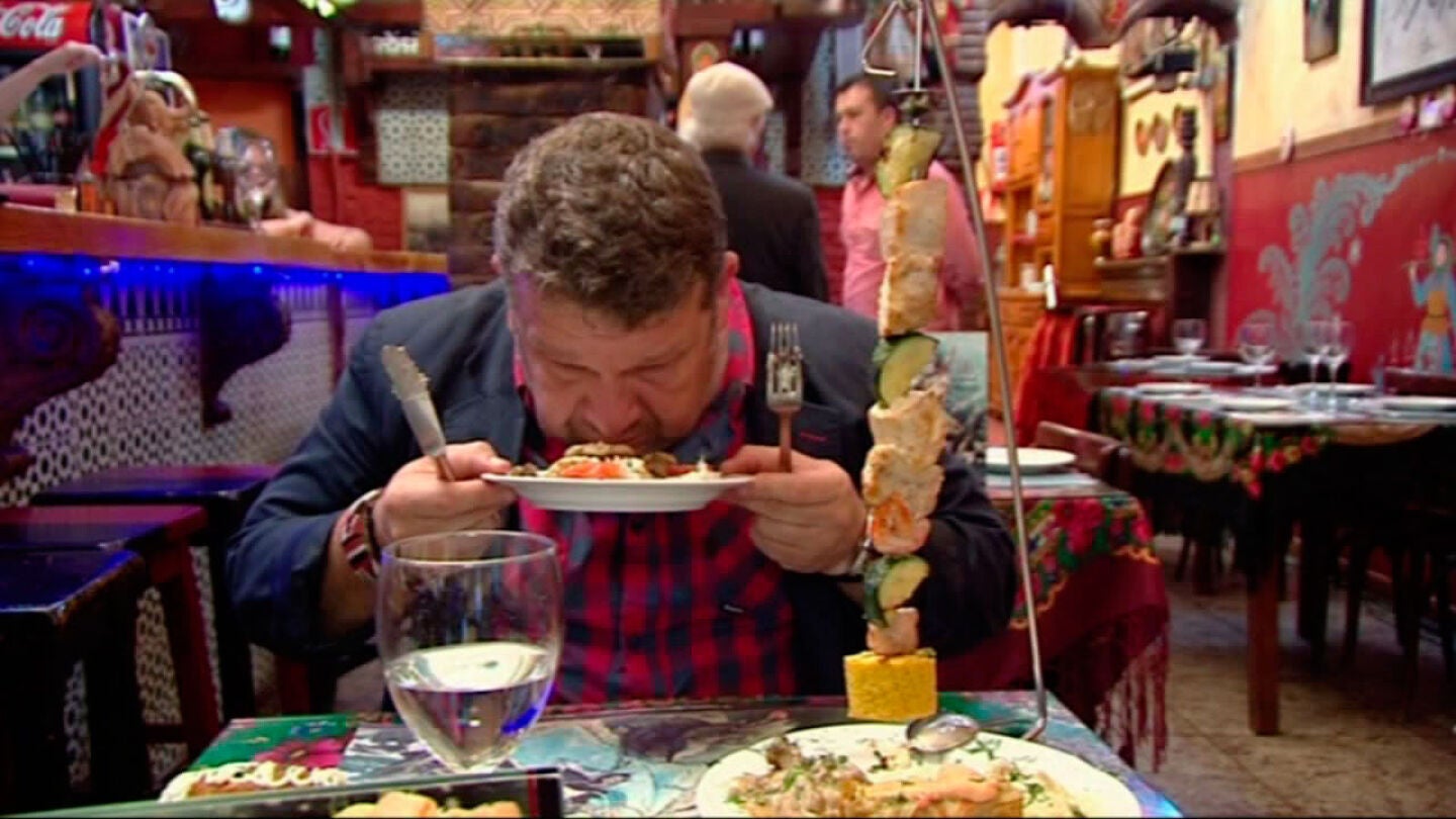Alberto Chicote prueba un plato en 'Pesadilla en la cocina'