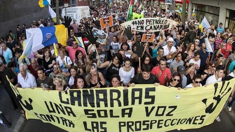 Miles de personas se manifiestan contra las prospecciones