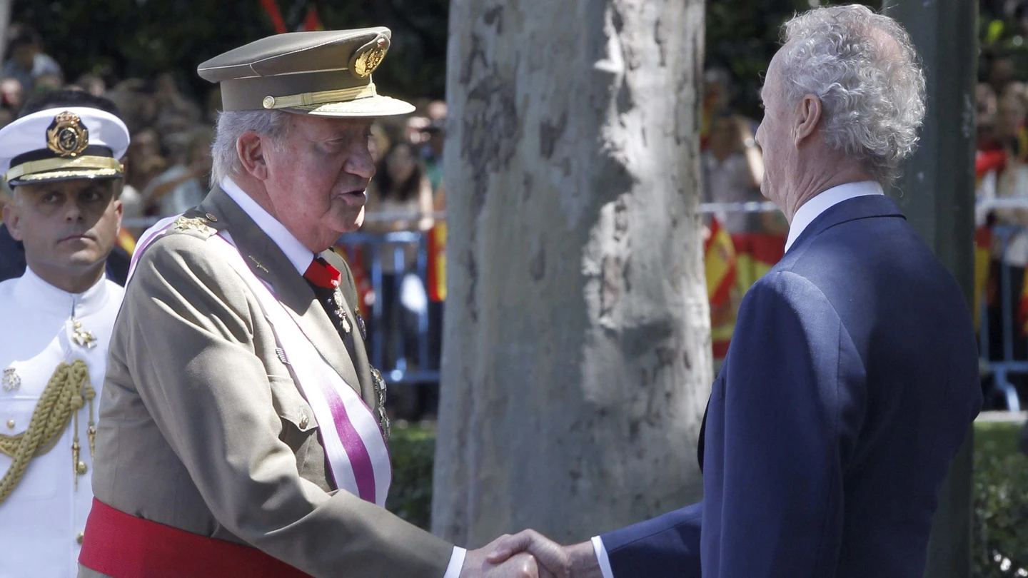 El rey Juan Carlos saluda al ministro de Defensa, Pedro Morenés El rey Juan Carlos saluda al ministro de Defensa, Pedro Morenés