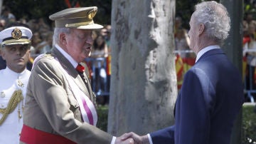 El rey Juan Carlos saluda al ministro de Defensa, Pedro Morenés