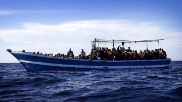 Barca con inmigrantes