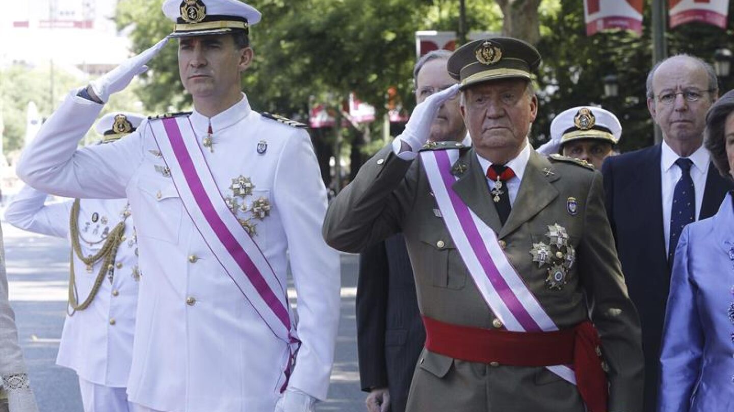 El rey Juan Carlos y el pr&iacute;ncipe de Asturias, al inicio del acto central de la celebraci&oacute;n del D&iacute;a de las Fuerzas Armadas