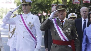 El rey Juan Carlos y el príncipe de Asturias, al inicio del acto central de la celebración del Día de las Fuerzas Armadas