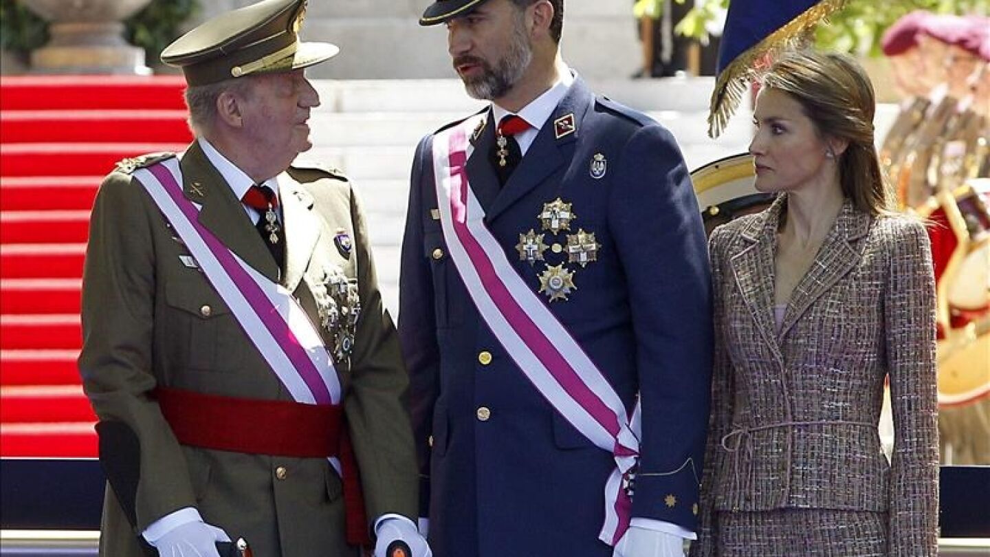 El rey Juan Carlos con los pr&iacute;ncipes de Asturias, Felipe y Letizia