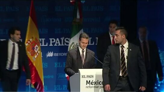 Los agentes de seguridad rodean a Enrique Pe&ntilde;a Nieto