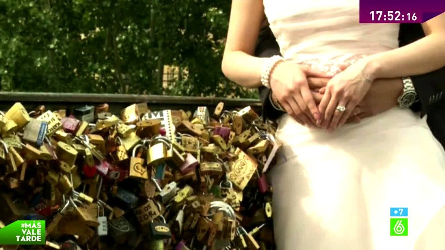 Una pareja en un puente con candados