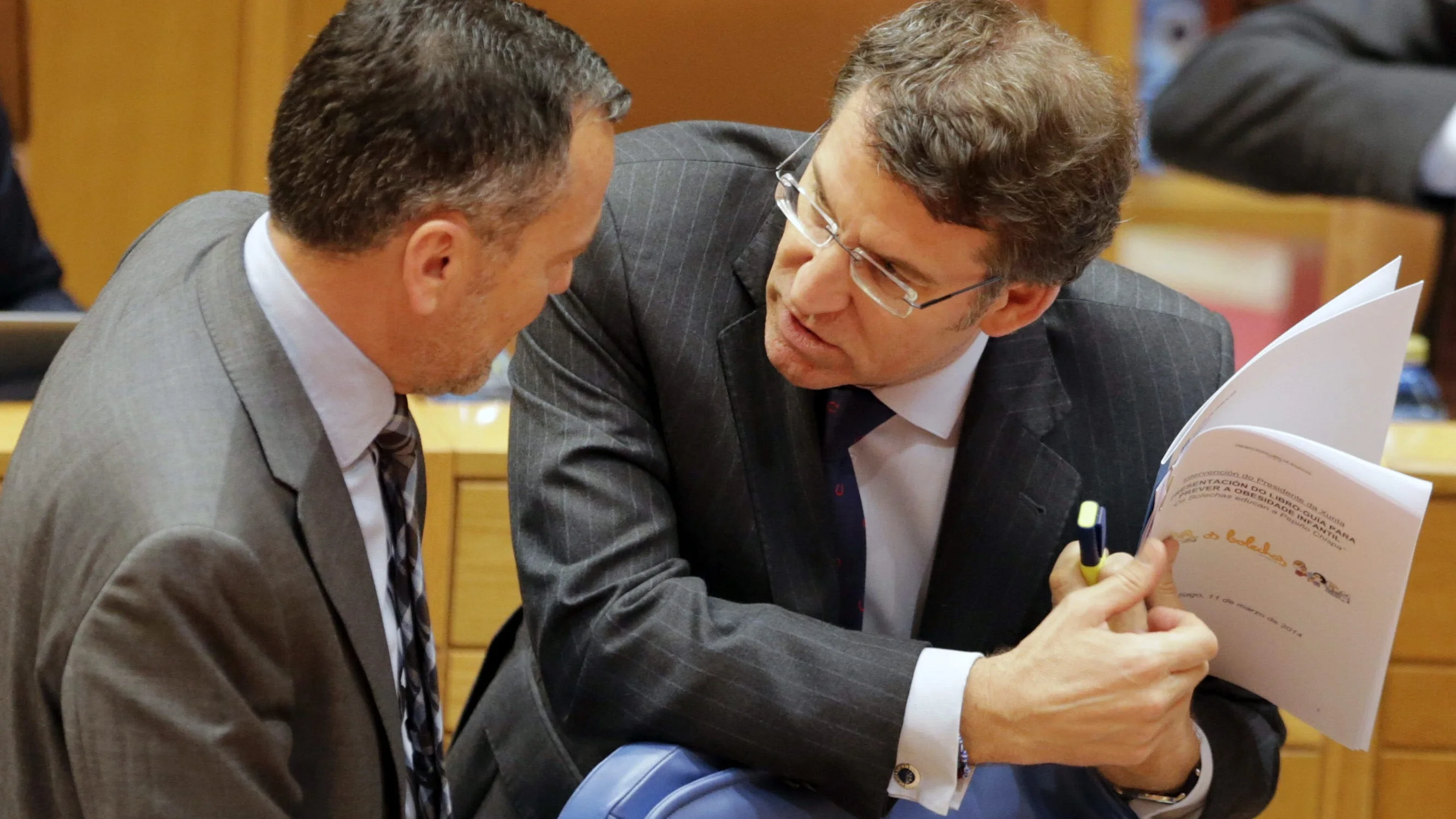 El presidente gallego, Alberto Núñez Feijóo, y el conselleiro de Medio Ambiente, Agustín Hernández (i)