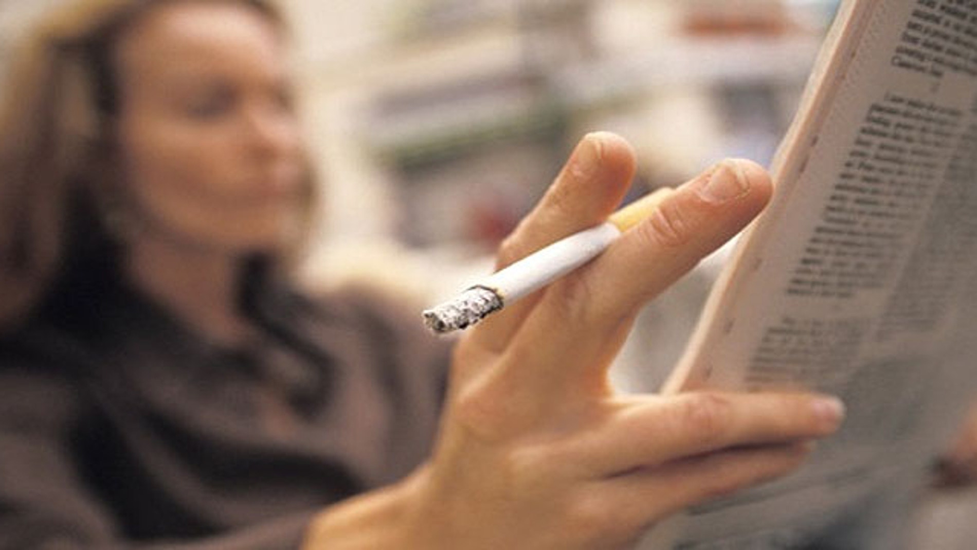 Una mujer fumando