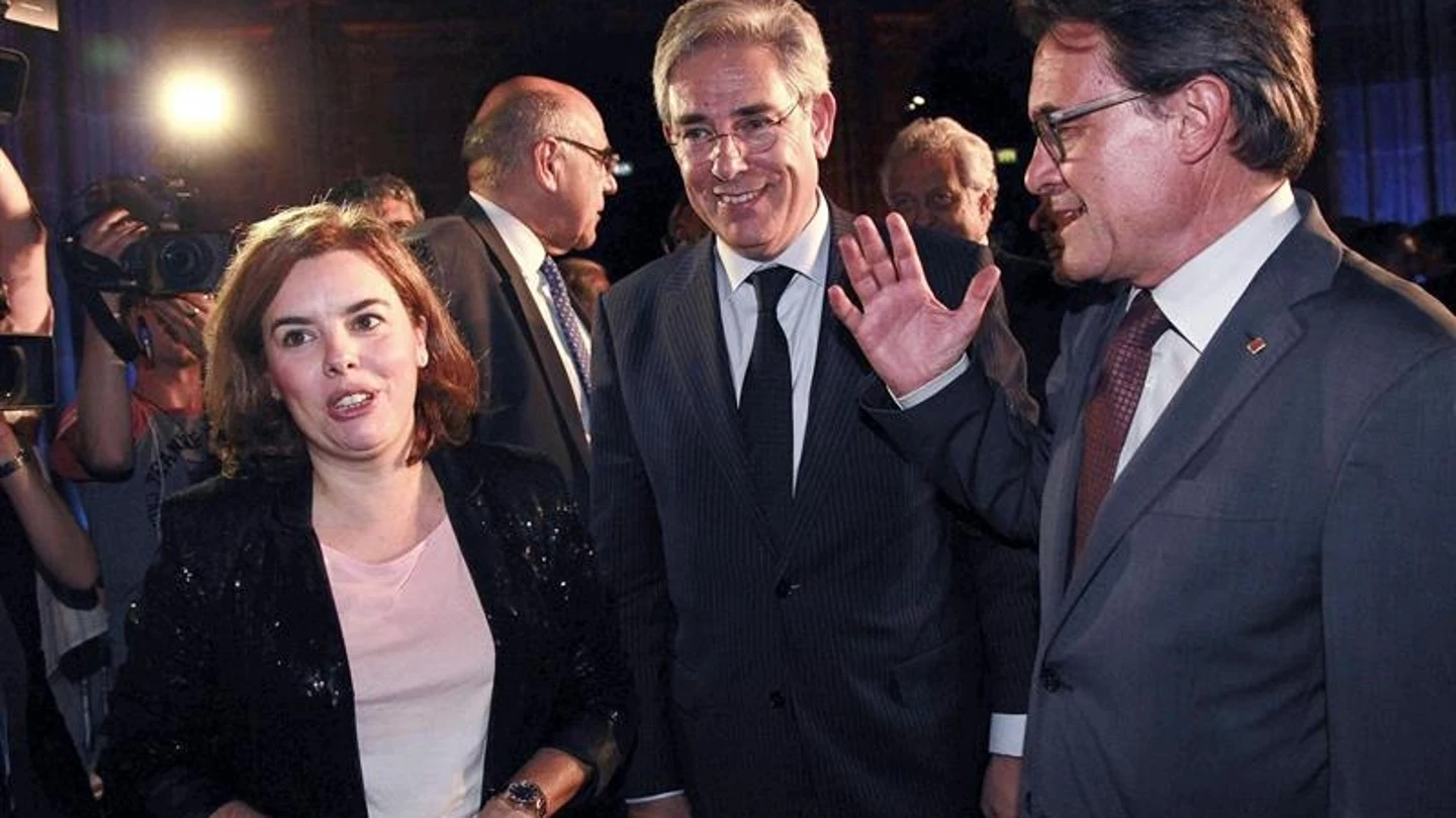 Sáenz de Santamaría conversa con el presidente de la Generalitat Sáenz de Santamaría conversa con el presidente de la Generalitat