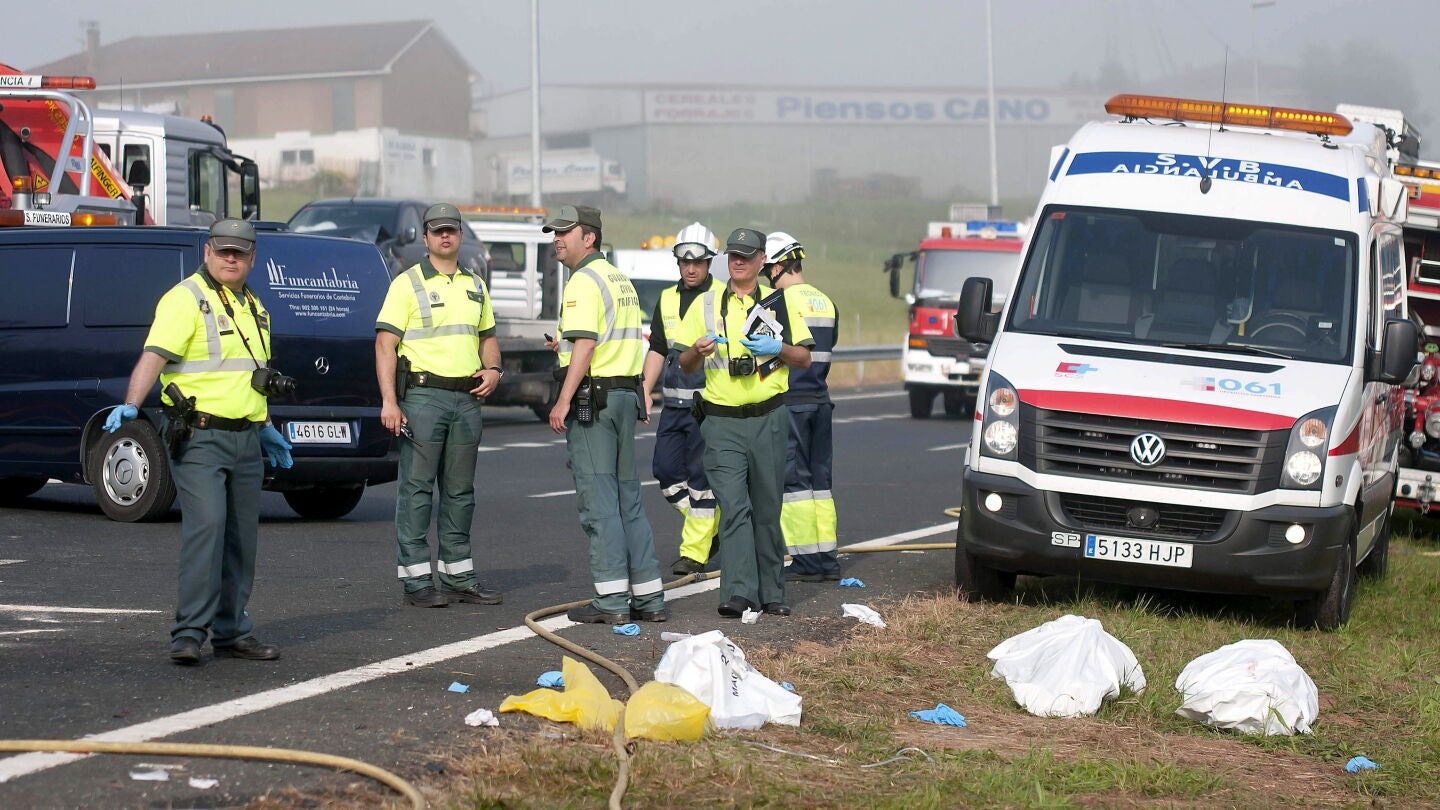 Dos muertos y varios heridos en una colisi&oacute;n m&uacute;ltiple en la A-8 en Cantabria
