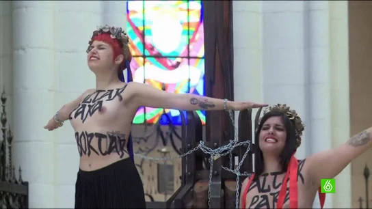 Activistas de Femen se encadenan en la catedral de la Almudena Activistas de Femen se encadenan en la catedral de la Almudena