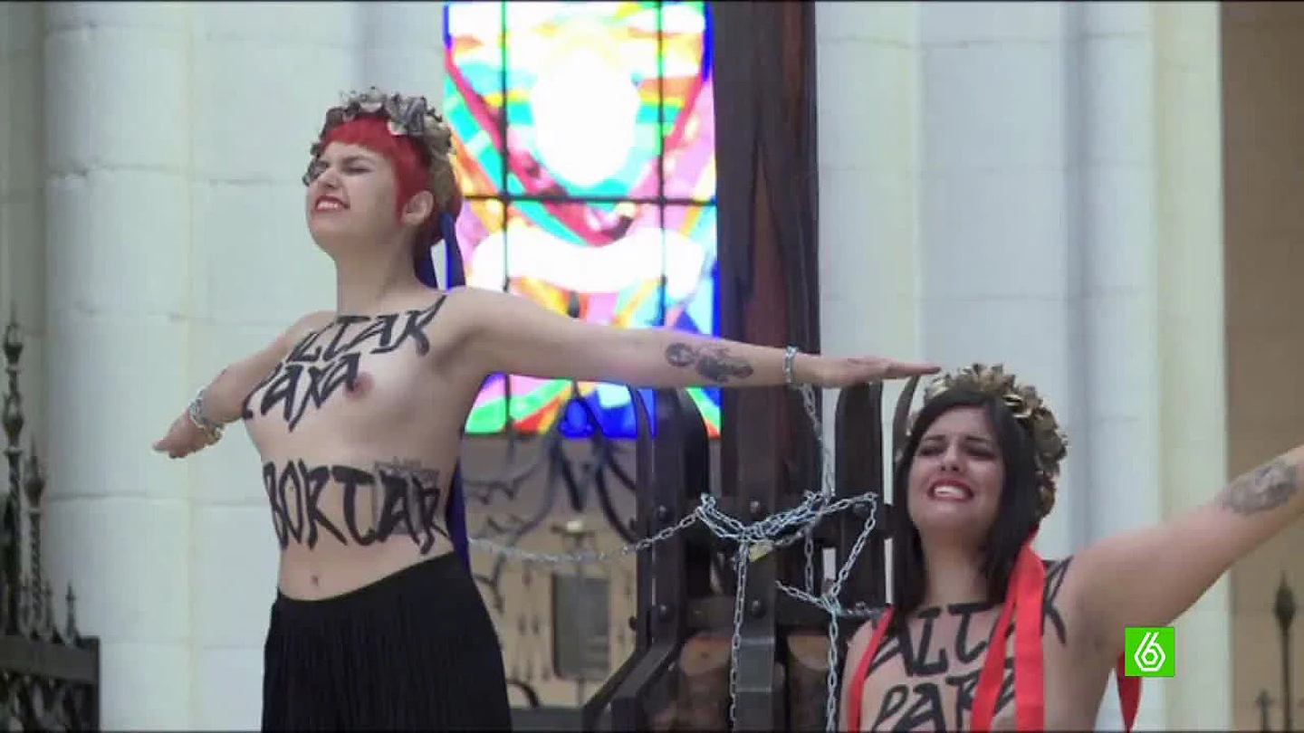 Activistas de Femen se encadenan en la catedral de la Almudena Activistas de Femen se encadenan en la catedral de la Almudena