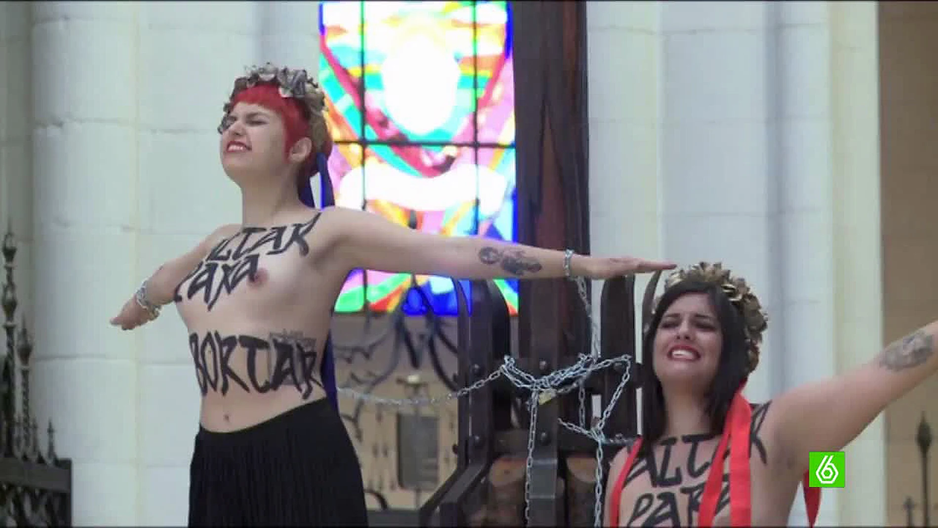 Activistas de Femen se encadenan en la catedral de la Almudena
