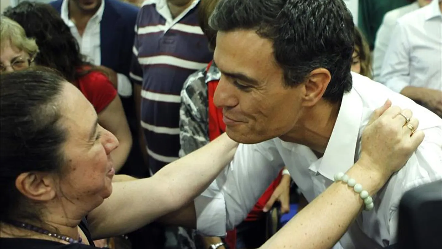 Pedro Sánchez saluda a una simpatizante durante la presentación de su candidatura Pedro Sánchez saluda a una simpatizante durante la presentación de su candidatura