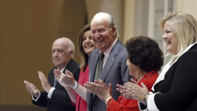 El rey Juan Carlos, junto a la ministra de Empleo y Seguridad Social, Fátima Báñez 