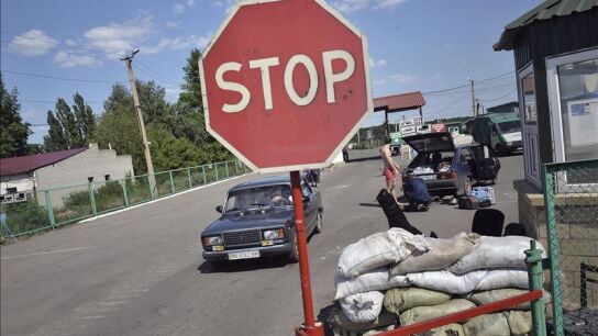 Varios militares trabajan en un puesto fronterizo en la ciudad rebelde de Lugansk