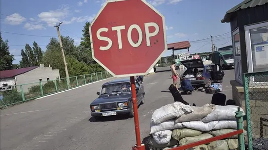 Varios militares trabajan en un puesto fronterizo en la ciudad rebelde de Lugansk Varios militares trabajan en un puesto fronterizo en la ciudad rebelde de Lugansk