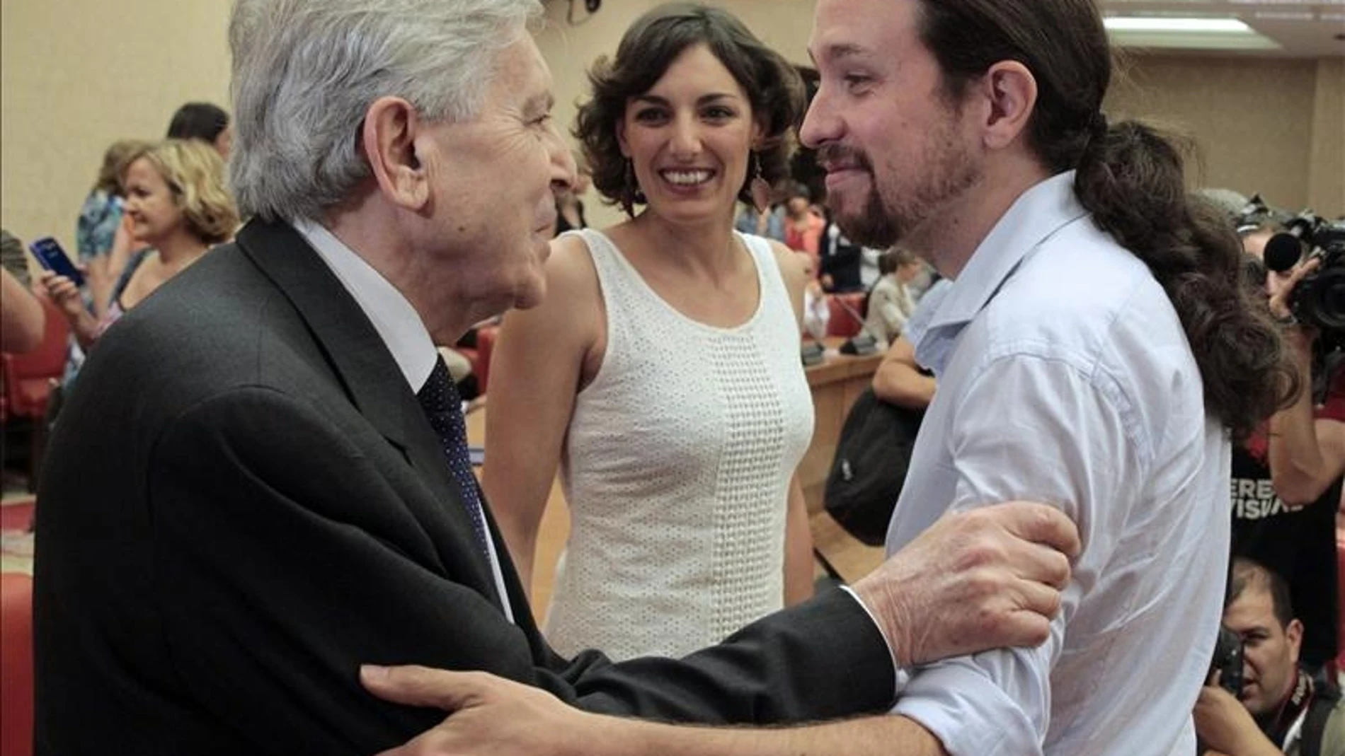 Pablo Iglesias, cabeza de lista y eurodiputado de Podemos, conversa con Carlos Jimenez Villarejo