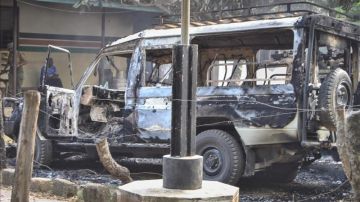 Un vehículo aparece calcinado tras un ataque en la localidad de Mpeketoni
