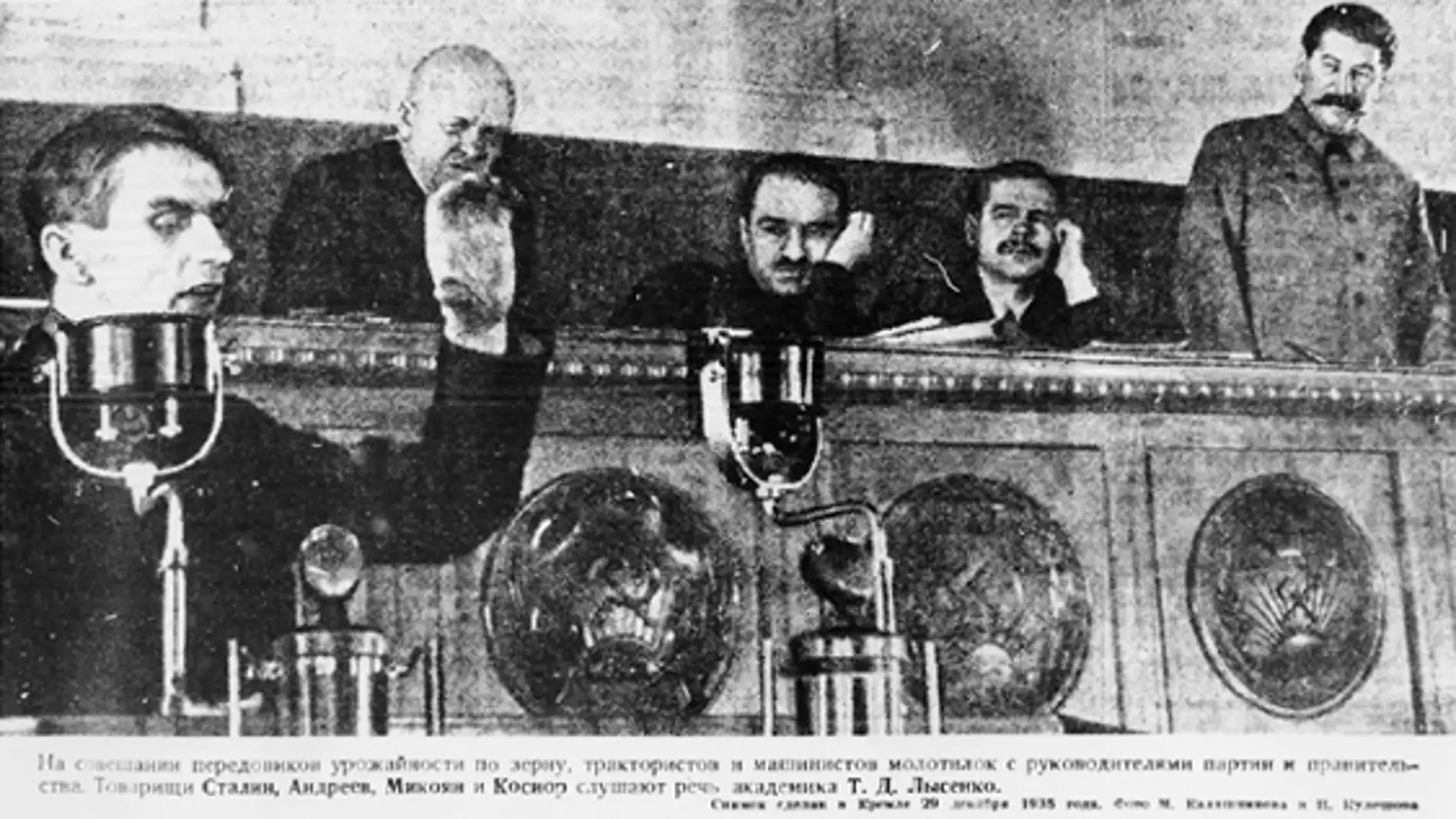 Lysenko hablando en el Kremlin en 1935. A la derecha, Stalin