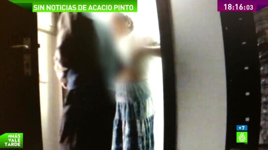 Acacio Pinto con una inmigrante