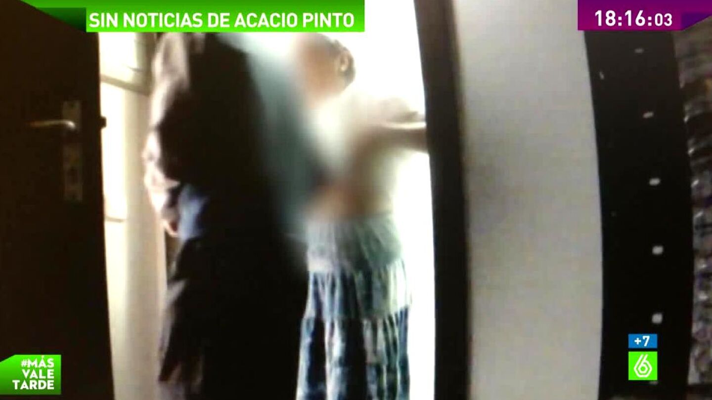 Acacio Pinto con una inmigrante