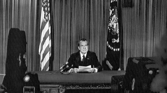 Richard Nixon, lee un comunicado en el que anuncia su dimisión Richard Nixon, lee un comunicado en el que anuncia su dimisión