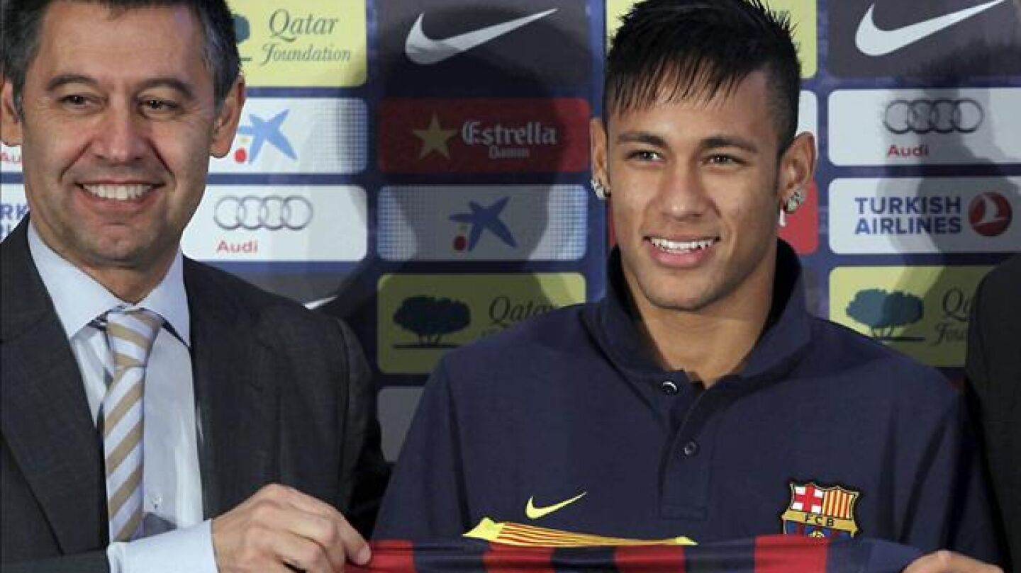 Neymar y Josep Mar&iacute;a Bartomeu