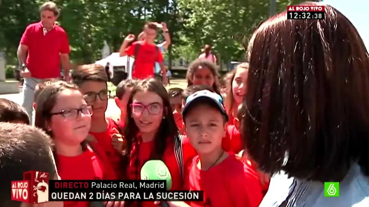 Un grupo de niños habla con Ana Gamar