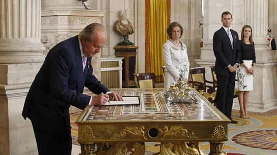 El Rey Don Juan Carlos firma su abdicación ante la Reina Sofía, el Prínipe Felipe y la Princesa Letizia El Rey Don Juan Carlos firma su abdicación ante la Reina Sofía, el Prínipe Felipe y la Princesa Letizia