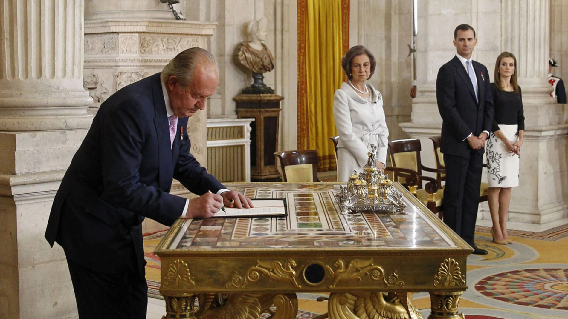 El Rey Don Juan Carlos firma su abdicación ante la Reina Sofía, el Prínipe Felipe y la Princesa Letizia