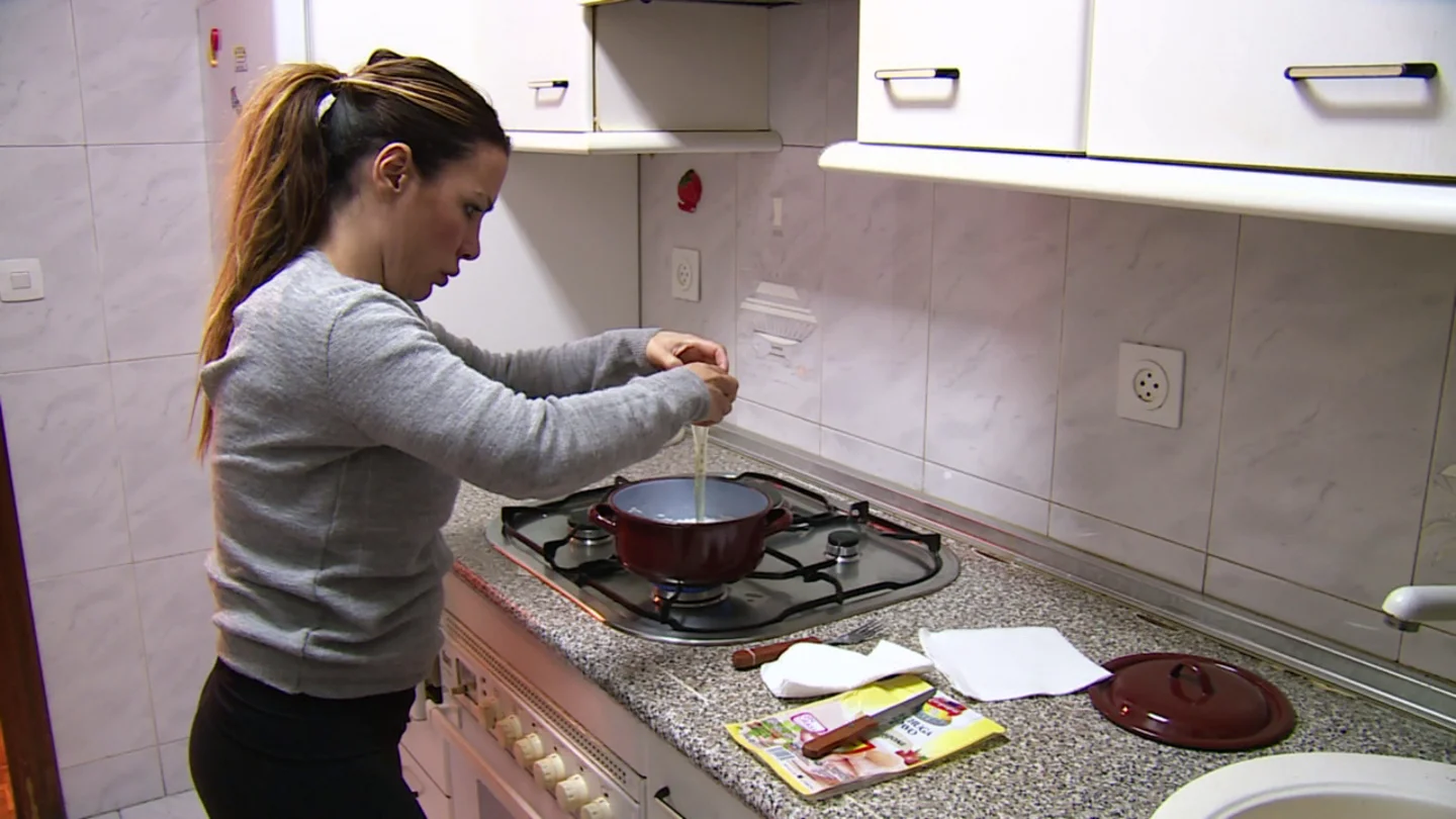 Lorena Morlote cocina en su casa de alquiler Lorena Morlote cocina en su casa de alquiler