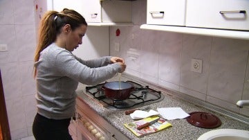 Lorena Morlote cocina en su casa de alquiler