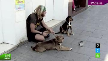 Un mendigo con dos perros