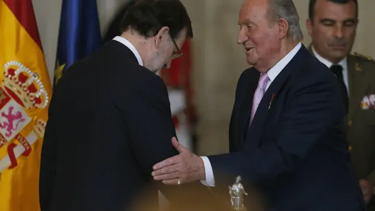 El Rey Juan Carlos saluda al presidente del Gobierno, Mariano Rajoy El Rey Juan Carlos saluda al presidente del Gobierno, Mariano Rajoy
