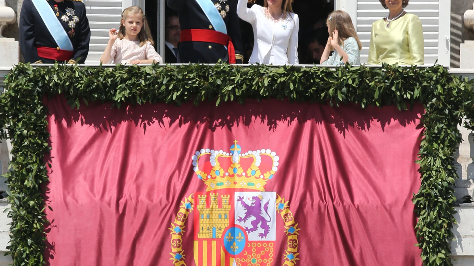 La Familia Real saluda desde el balcón