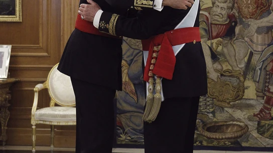 Don Juan Carlos impone el fajín a Felipe VI Don Juan Carlos impone el fajín a Felipe VI