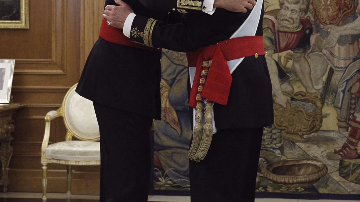 Don Juan Carlos impone el fajín a Felipe VI Don Juan Carlos impone el fajín a Felipe VI