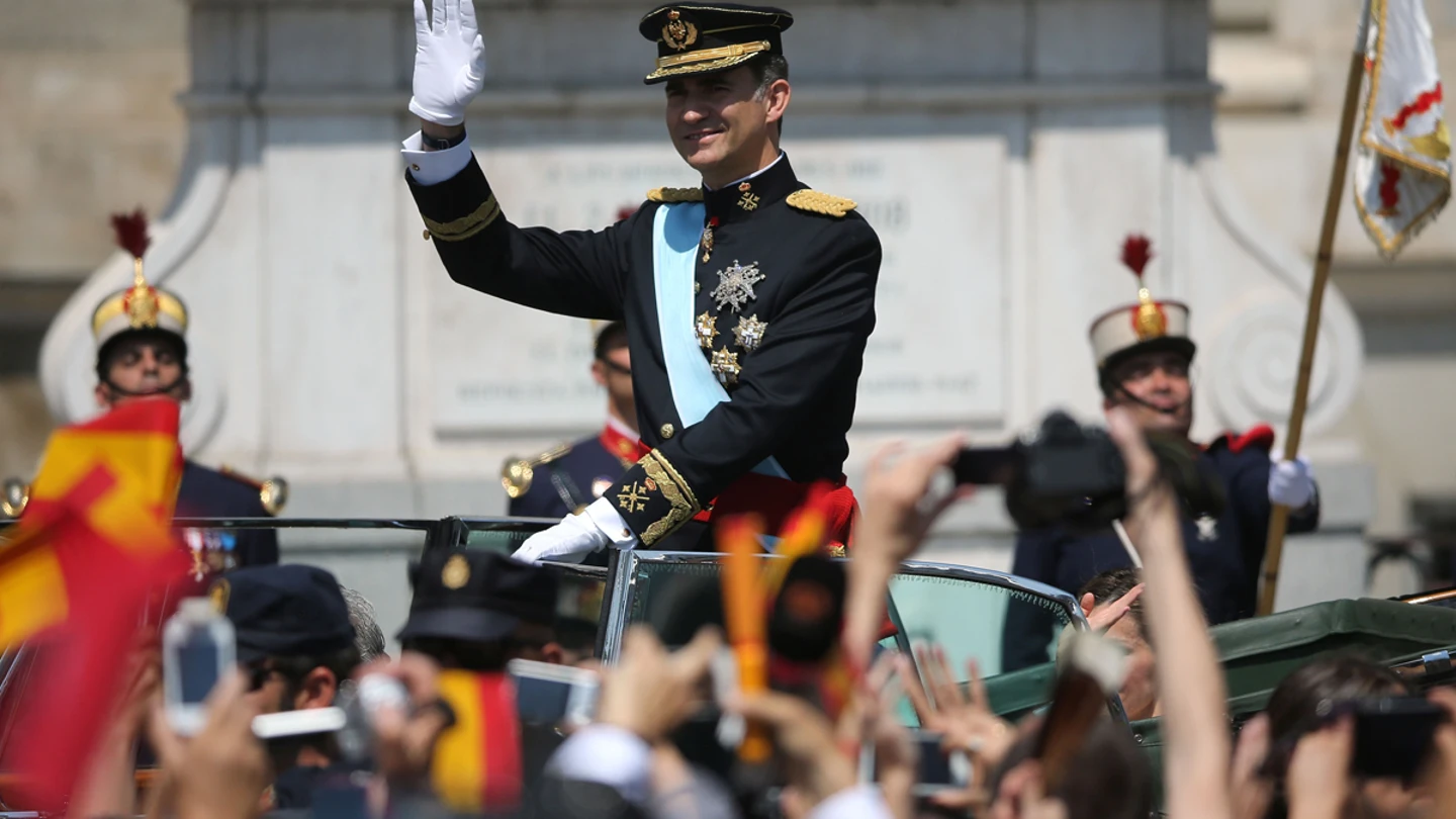 El Rey Felipe VI saluda en el recorrido El Rey Felipe VI saluda en el recorrido