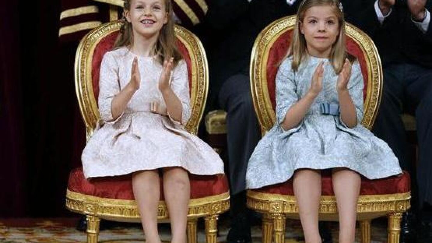 Leonor y Sof&iacute;a aplauden en el acto de juramento y proclamaci&oacute;n de Felipe VI en el hemiciclo el Congreso de los Diputados.