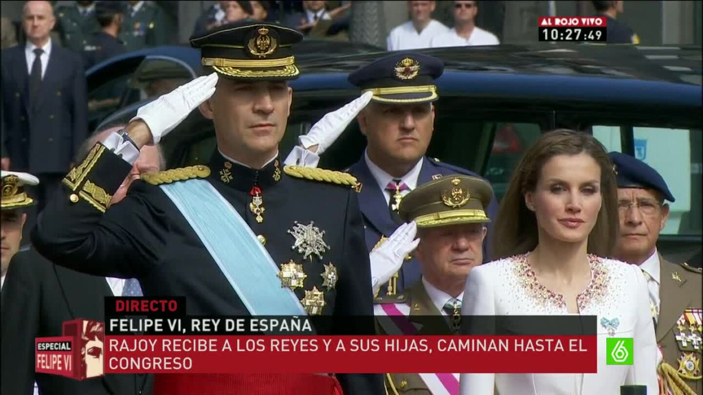 El rey recibe los honores de los tres ej&eacute;rcitos